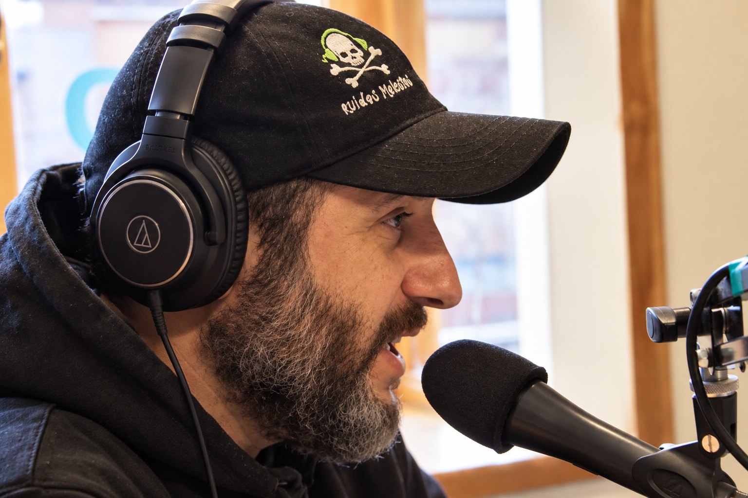 Retrato de Sebastián Sopelana con auriculares en el estudio
